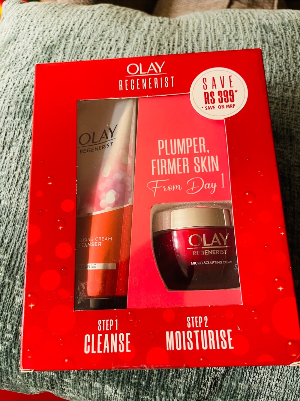 OLAY Regenerist Cleanse & Moisturise Set - Red and Silver Accents